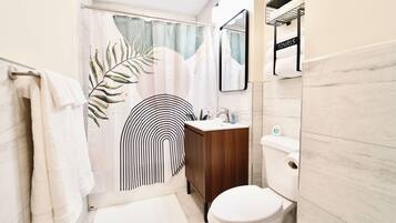 Dusche, Handtücher, Seife, Toilettenpapier