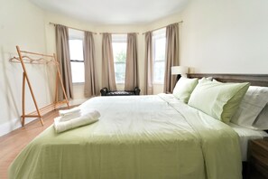 4 bedrooms, WiFi, bed sheets - Spacious 4BDR/2BA- Walk to T-Station- Minutes to Boston (Somerville)