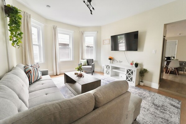 Living area - Spacious 4BDR/2BA- Walk to T-Station- Minutes to Boston (Somerville)