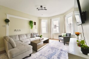 Living area - Spacious 4BDR/2BA- Walk to T-Station- Minutes to Boston (Somerville)