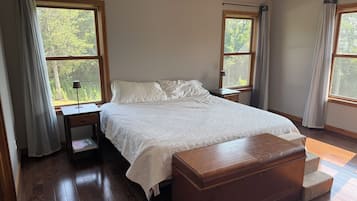 Travel crib, free WiFi, bed sheets