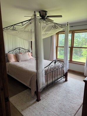 3 bedrooms, travel cot, free WiFi, bed sheets