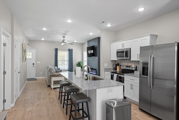 Kühlschrank, Mikrowelle, Ofen, Herdplatte