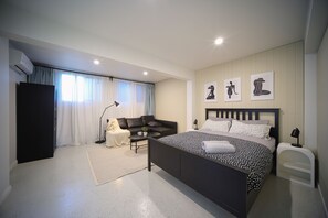 4 bedrooms, iron/ironing board, Internet, bed sheets