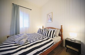 4 bedrooms, iron/ironing board, internet, bed sheets - Snacks&Flicks, Cosy Queenslander Kicks-close to PA (Annerley)