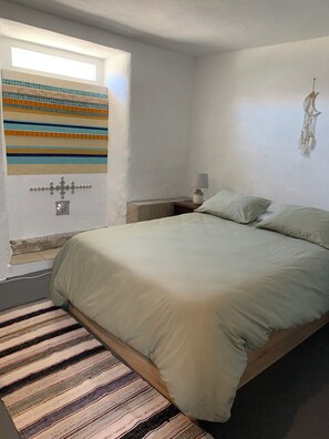 4 bedrooms, iron/ironing board, bed sheets