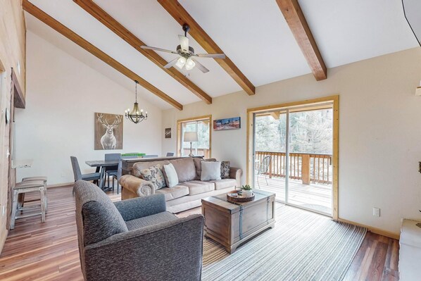 Smart-TV, Kamin, Tischtennisplatte, Bücher