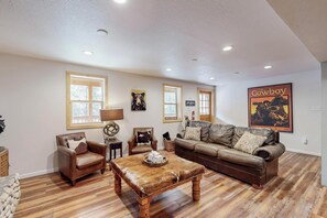 Smart-TV, Kamin, Tischtennisplatte, Bücher