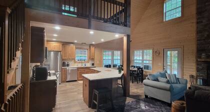 Charming 4-bedroom Cabin in Rogersville with Fireplace