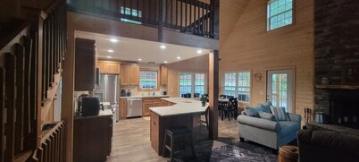 Charming 4-bedroom Cabin in Rogersville with Fireplace