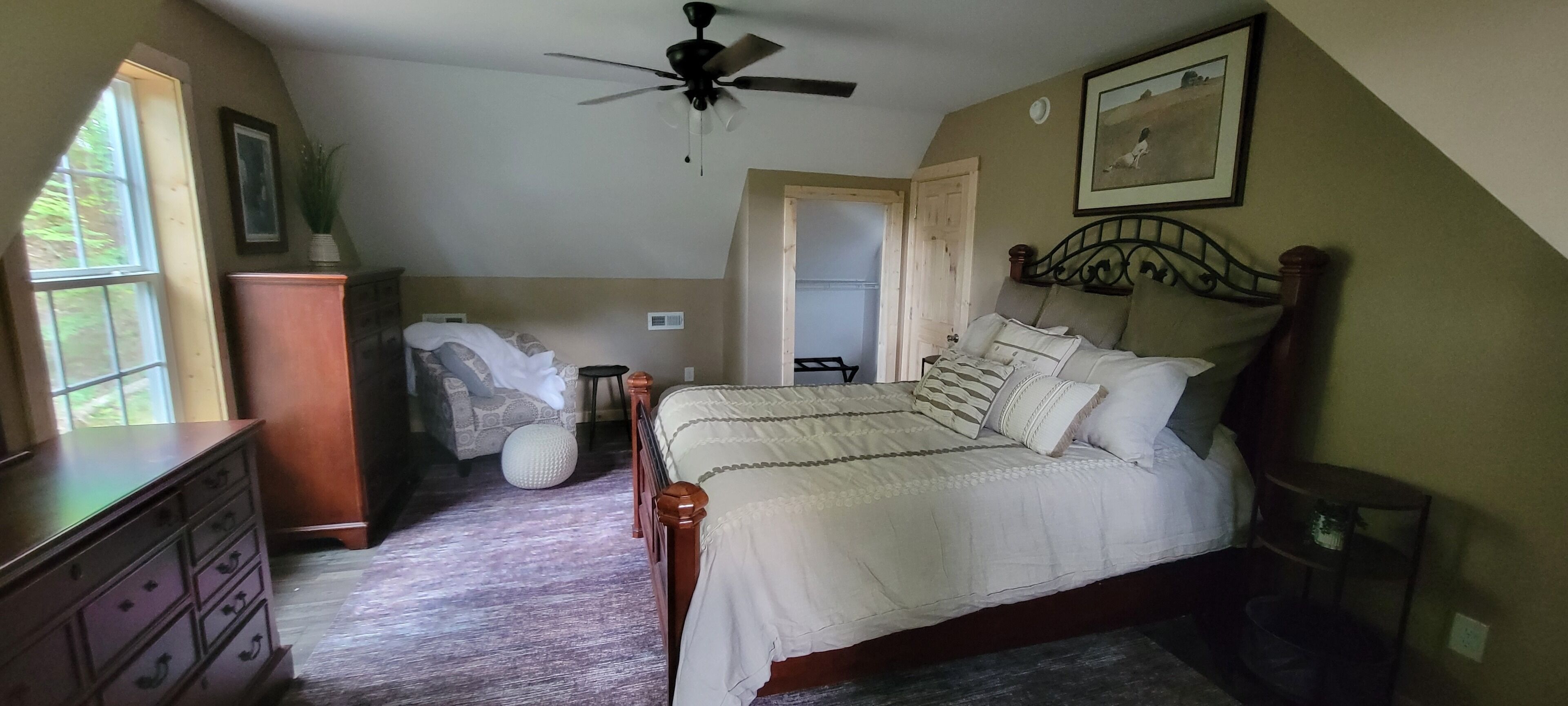 4 bedrooms, desk, WiFi, bed sheets