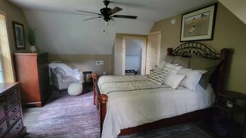 4 bedrooms, desk, WiFi, bed sheets