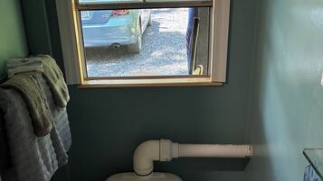 Een douche, handdoeken, zeep, toiletpapier