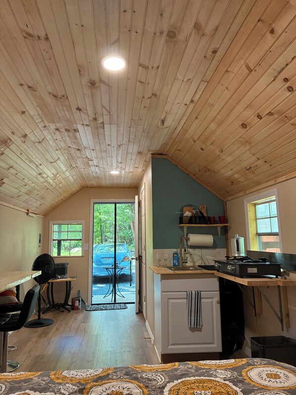 1 bedroom, free WiFi, bed sheets - Woods Cabin-Kingston/Woodstock, NY. (Kingston)
