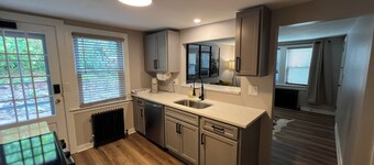 Charming First Floor 1-Bedroom - Steps Unionville Center Shops