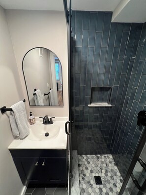 Shower, hair dryer, towels, soap - Charming First Floor 1-Bedroom - Steps Unionville Center Shops (Farmington)