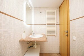 Asciugacapelli, asciugamani, sapone, carta igienica