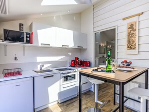 Kühlschrank, Mikrowelle, Ofen, Geschirrspüler