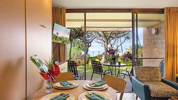 Classic Condo, 1 Bedroom, Lanai, Ocean View | Dining room