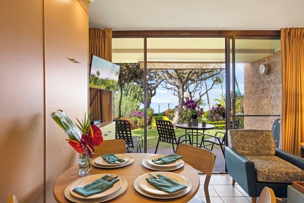 Classic Condo, 1 Bedroom, Lanai, Ocean View | Dining room