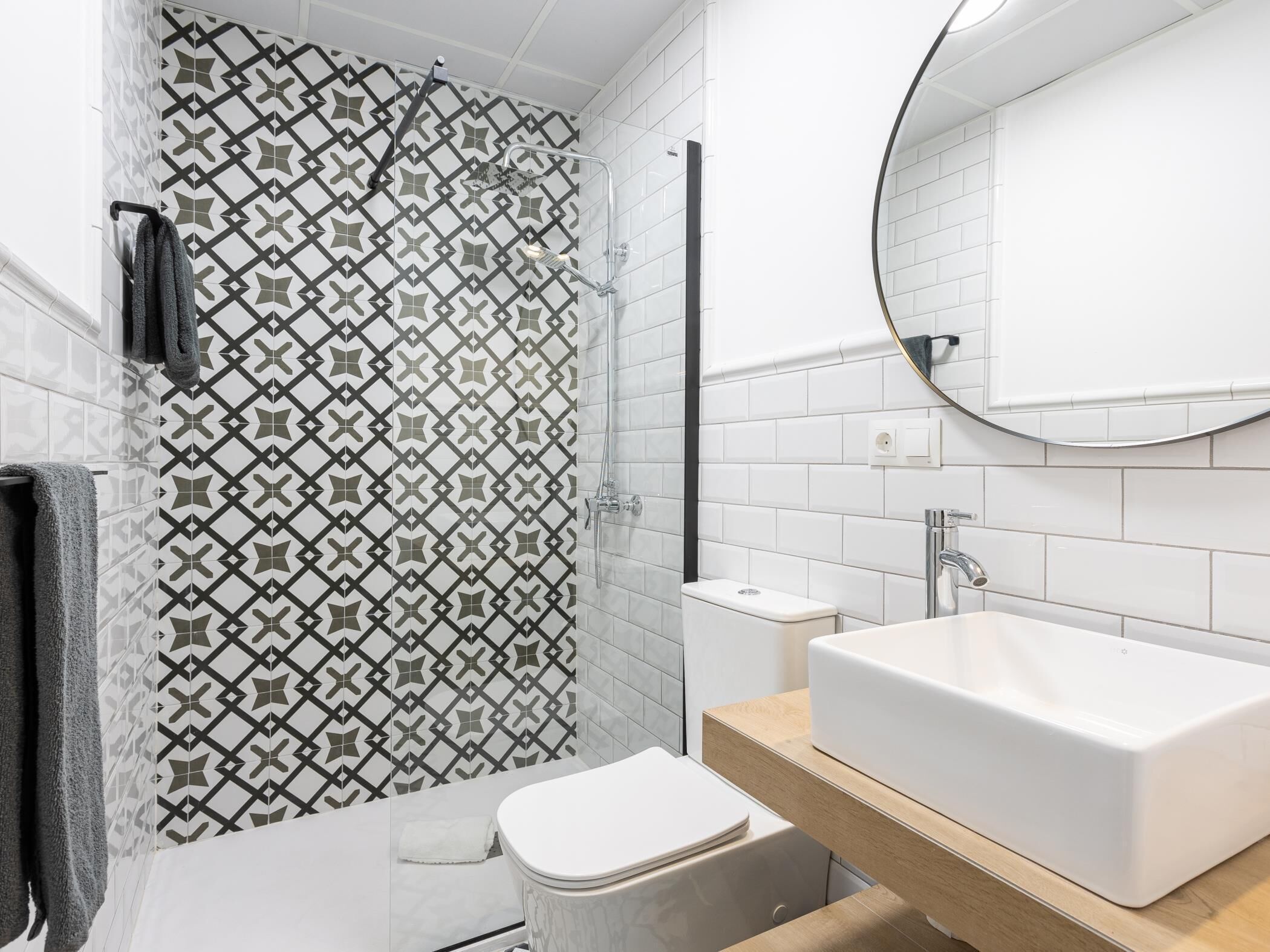 Een douche, een haardroger, handdoeken