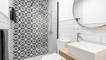 Ducha, secador de pelo y toallas