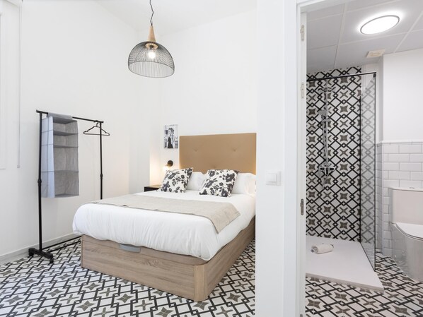 1 habitación, tabla de planchar con plancha, internet y ropa de cama 