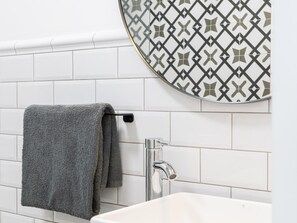 Douche, sèche-cheveux, serviettes fournies