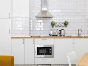 Refrigerador, microondas, cafetera y tetera y tostadora 