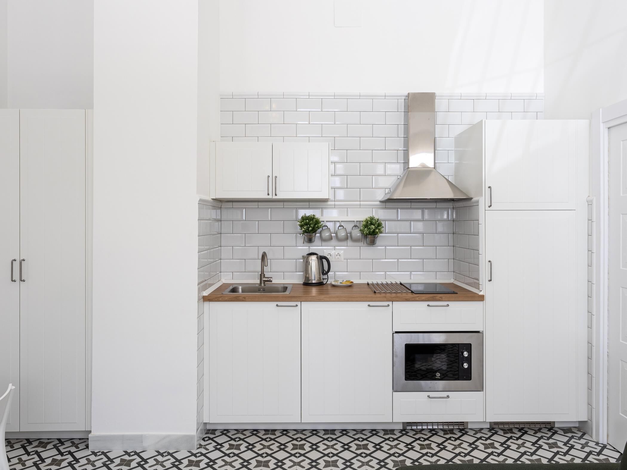 Een koelkast, een magnetron, een koffiezetapparaat/waterkoker