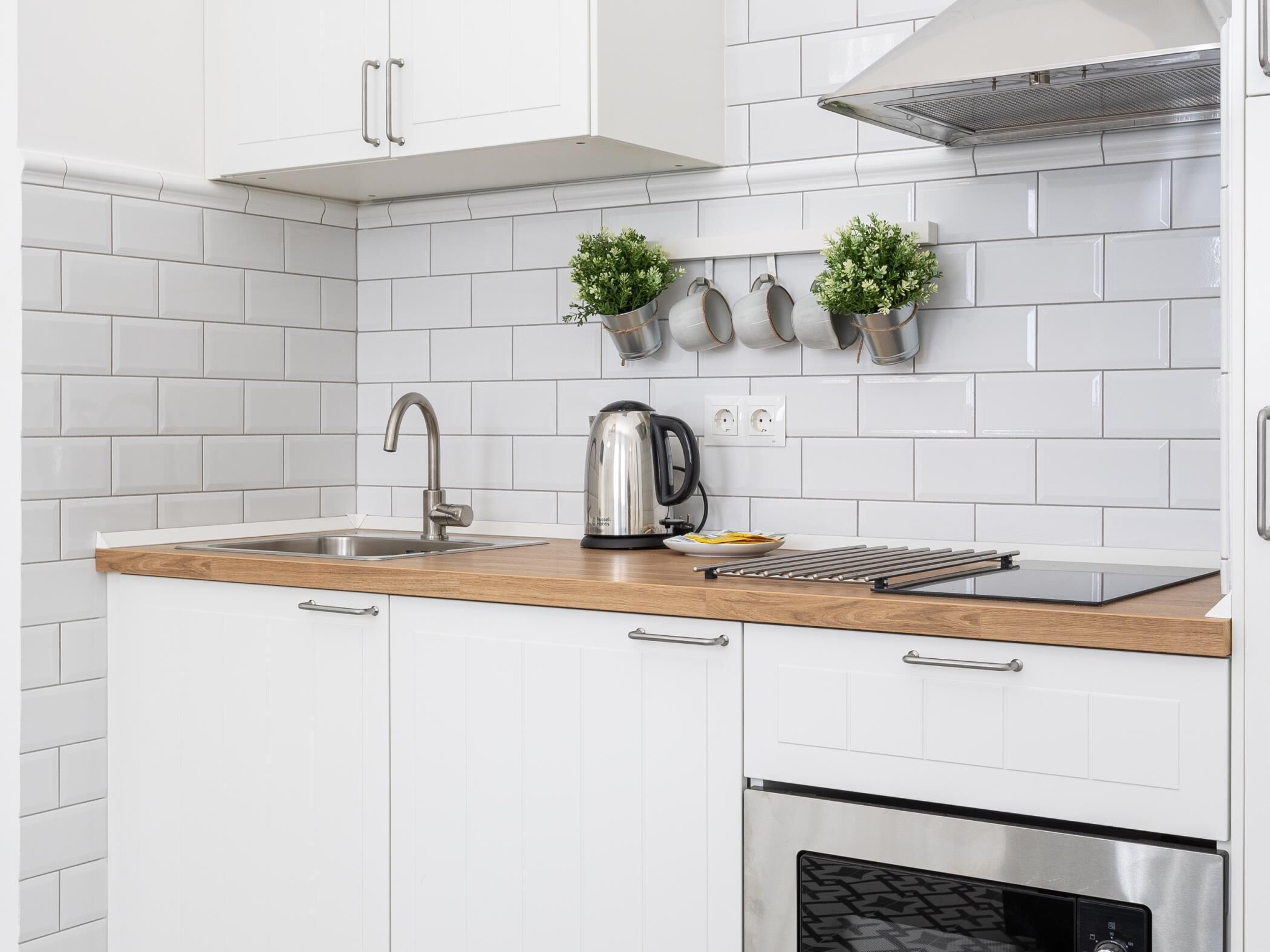 Een koelkast, een magnetron, een koffiezetapparaat/waterkoker