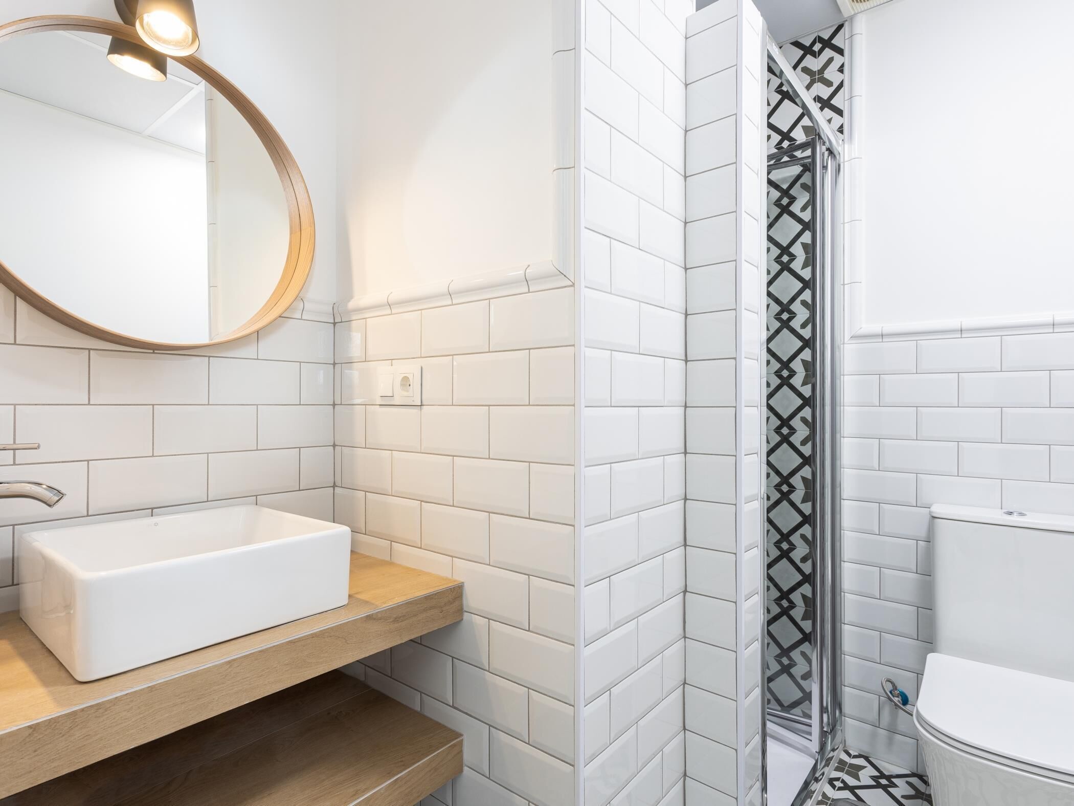 Douche, sèche-cheveux, serviettes fournies