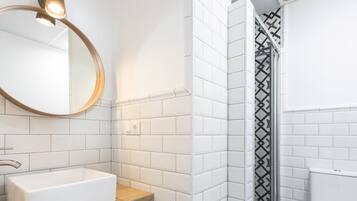 Douche, sĂšche-cheveux, serviettes fournies