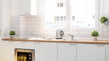 Frigorífico, microondas, cafetera o tetera y tostadora