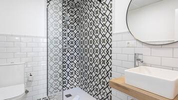 Een douche, een haardroger, handdoeken