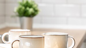 A kitchen with three ceramic mugs on a countertop. - Picasuss Loft Close Beach & Promenade (Málaga)