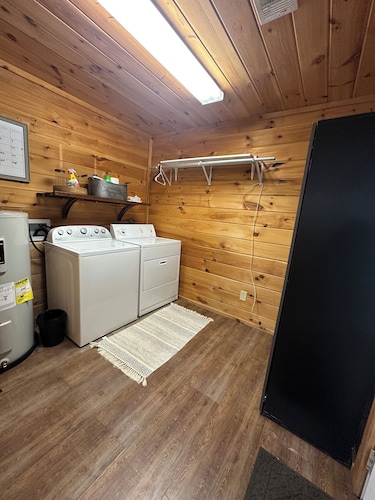 Cozy 2-Bedroom Cabin in the Heart of Rayburn Country Resort