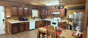 Cozy 2-Bedroom Cabin in the Heart of Rayburn Country Resort