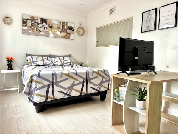 Tabla de planchar con plancha, wifi y ropa de cama