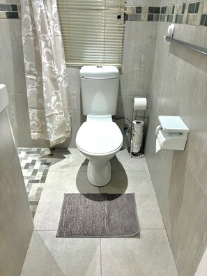 Håndklær, såpe og toalettpapir