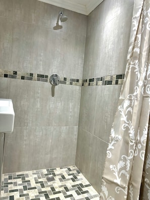 Toallas, jabón, papel de baño