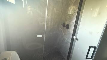 Regadera, bidet, toallas, jabón