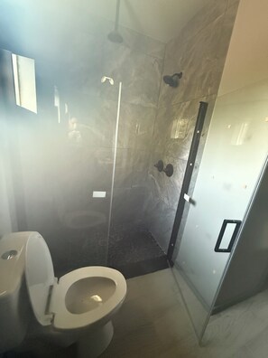 Douche, bidet, serviettes fournies, savon