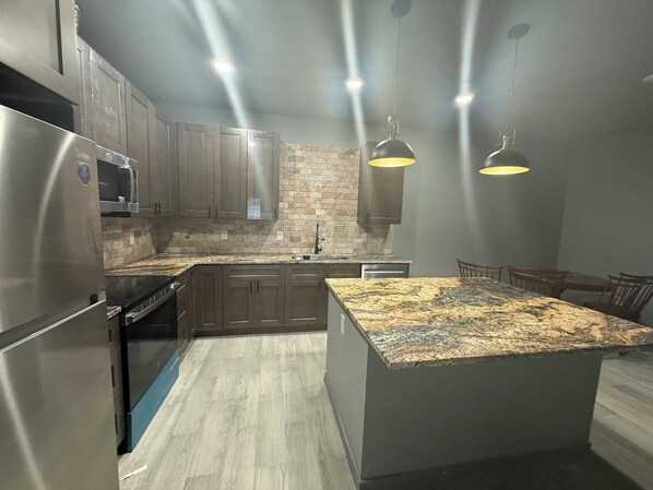 Microondas, horno, placa de cocina, lavavajillas