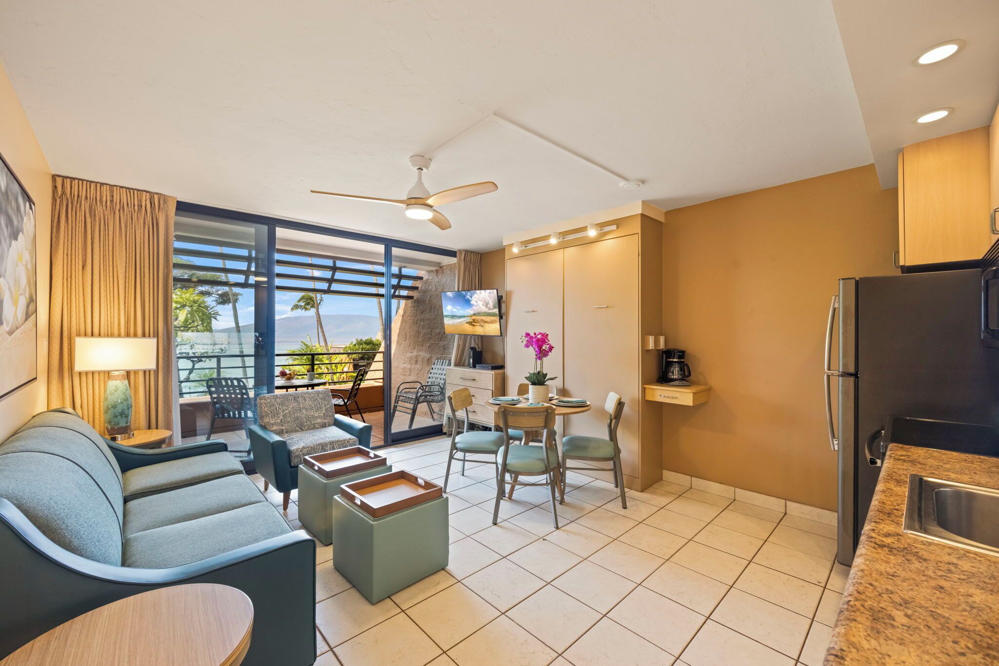 Classic-Apartment, 1 Schlafzimmer, Veranda, Meerblick | Wohnbereich | 36-Zoll-LCD-Fernseher mit Kabelempfang