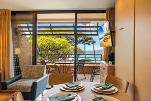 经典公寓式客房, 1 间卧室, 外廊, 海洋景观 | 餐厅