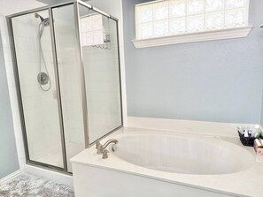 Douche, sèche-cheveux, serviettes fournies, savon