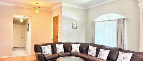 Een televisie en een open haard