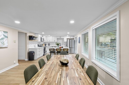 9BR, 5 Bath Lakefront Retreat w/ Boat Ramp & Dock