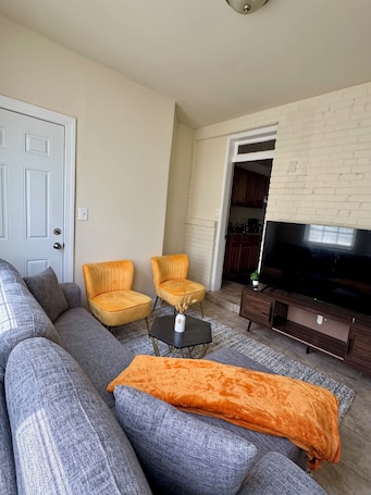 Living area. Cozy DC Easy Metro Access in Washington